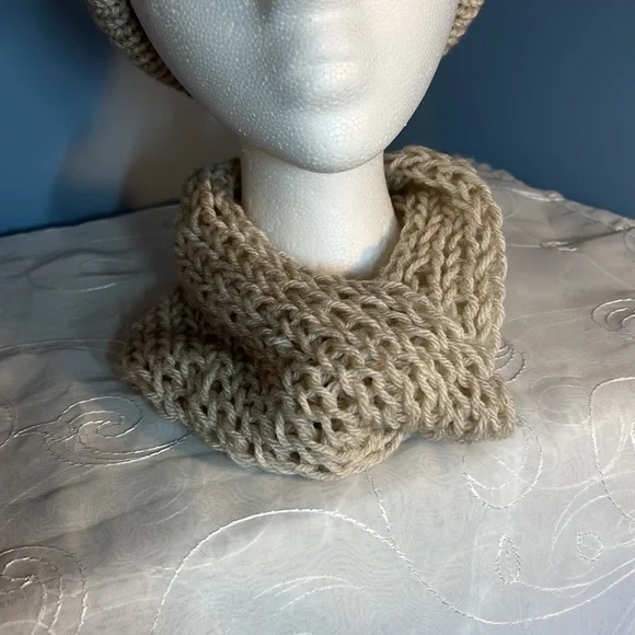 Handmade Knit Womans/Girls Beanie & Cowl set Cream NEW - Picture 2 of 6